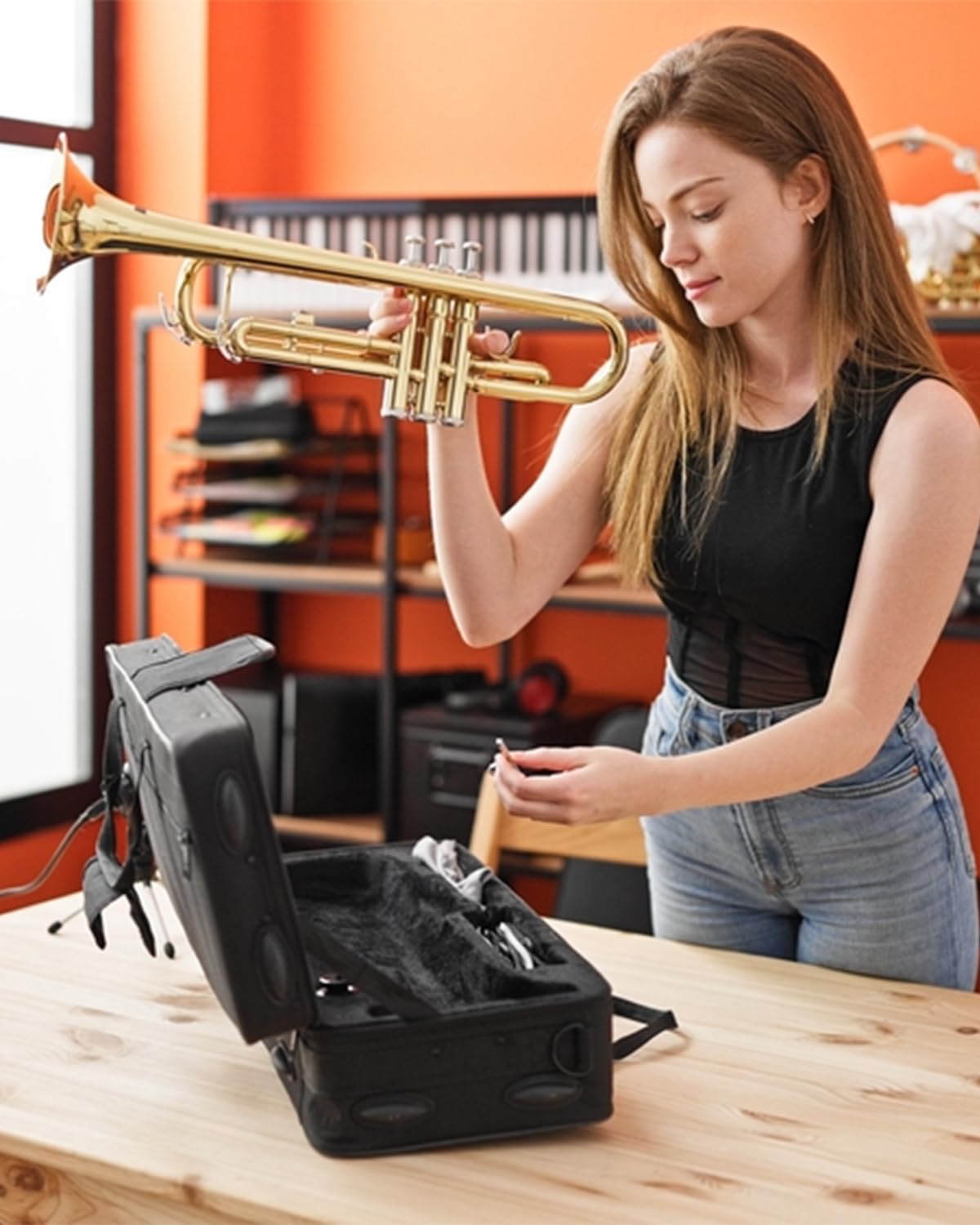 Eavnbaek Bb Standard Trumpet Set for Beginner or Advanced Student, Brass Student Trumpet Instrument with Hard Case, Cleaning Kit, 7C Mouthpiece and Gloves (Gold)