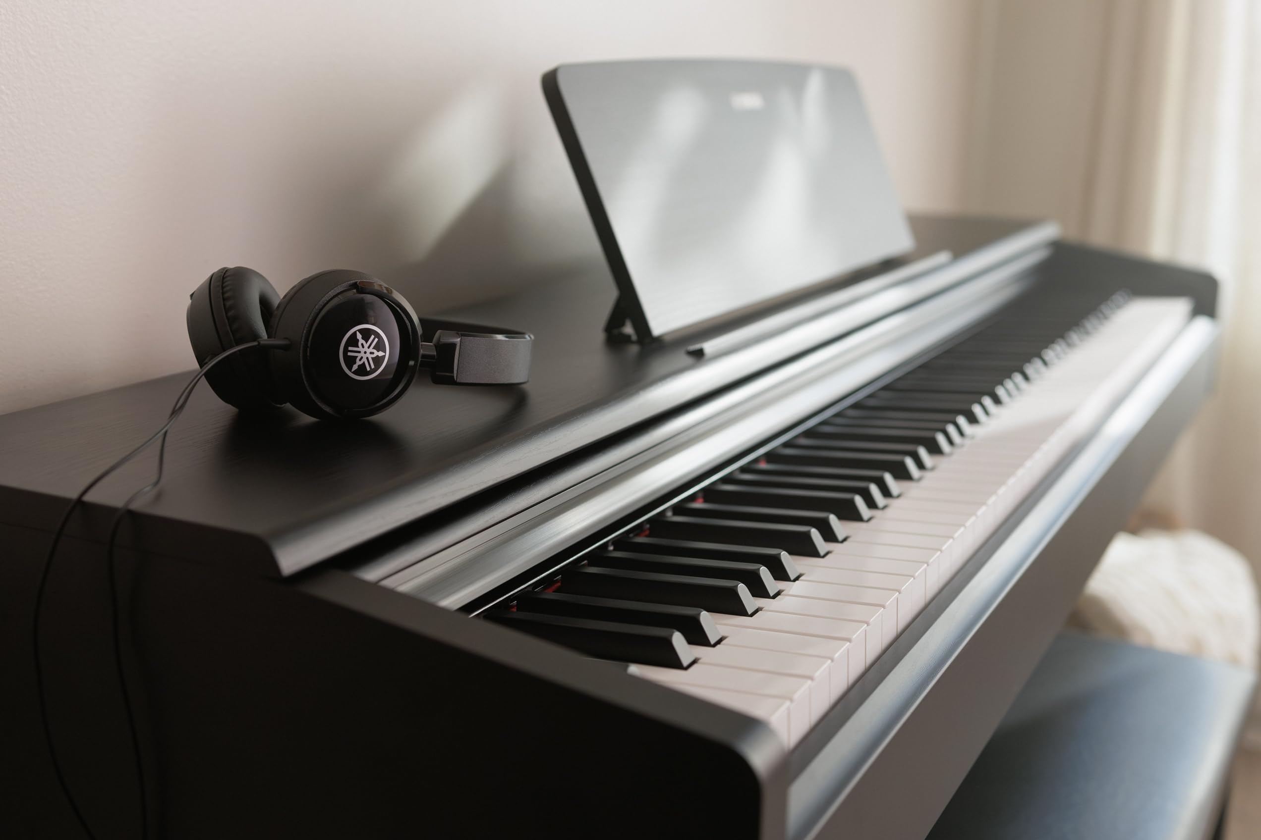 Yamaha Arius Series 88-Key Weighted Action Upright Digital Piano for Beginner and Intermediate Players, Dynamic Response, Grand Piano Sound, 3-pedal Unit, Bench Included, Rosewood YDP105R